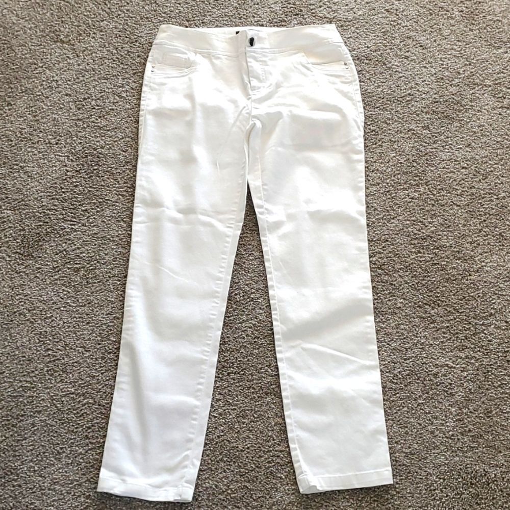 ATTYRE‎ white jeans, size 4. Straight leg. Streatch fabric. GREAT CONDITION.